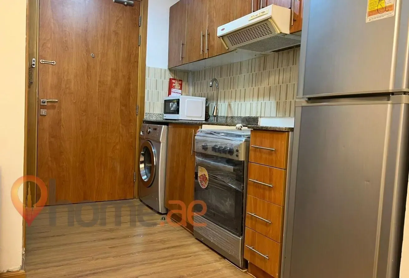 High Floor | Upgraded | 100% Lake View | Furnished