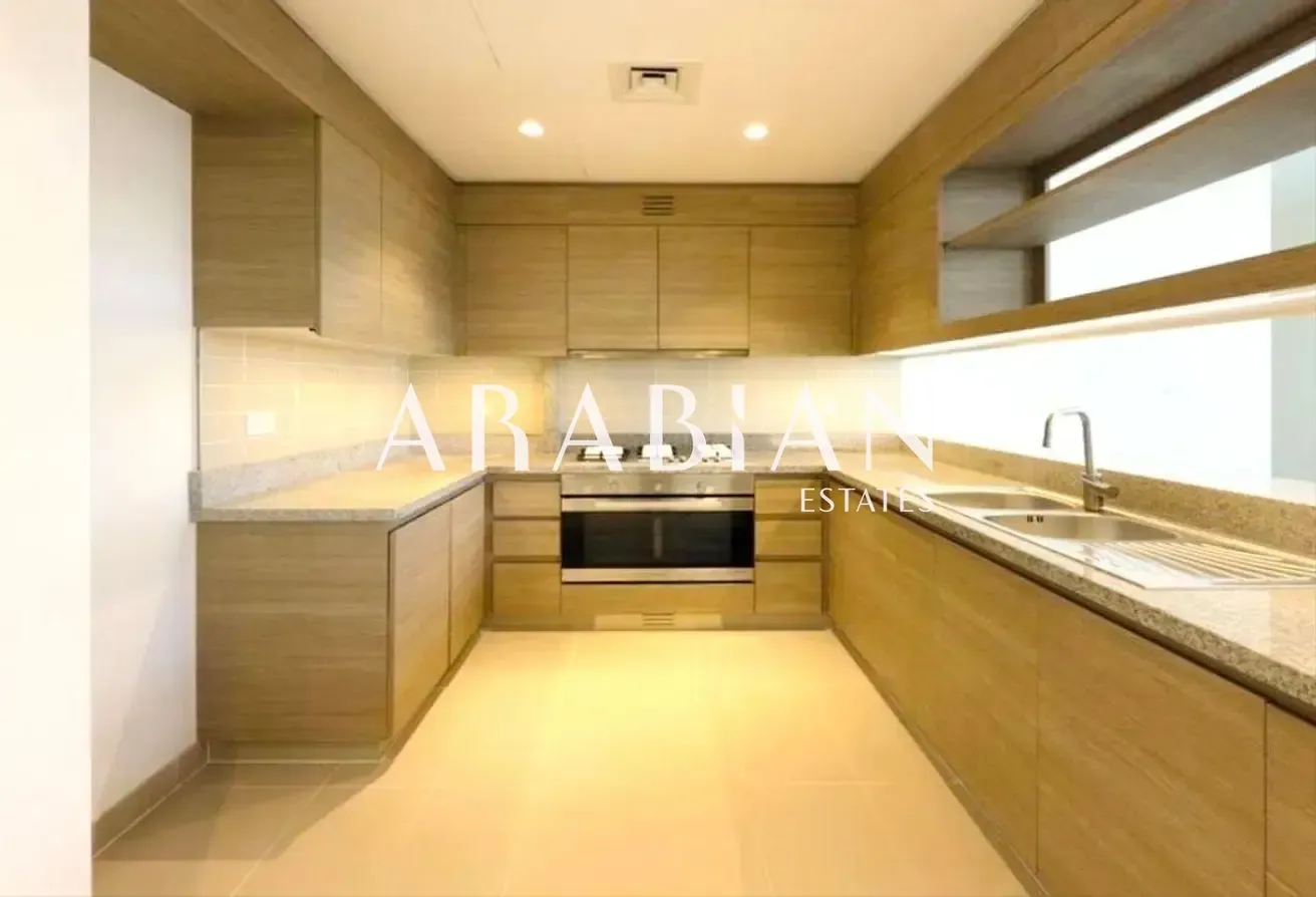 Vacant | Top Floor | Views | Large Layout