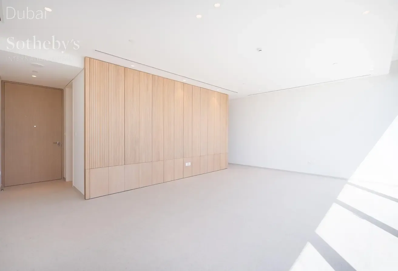 High-Floor Canalfront Apartment in Jumeirah