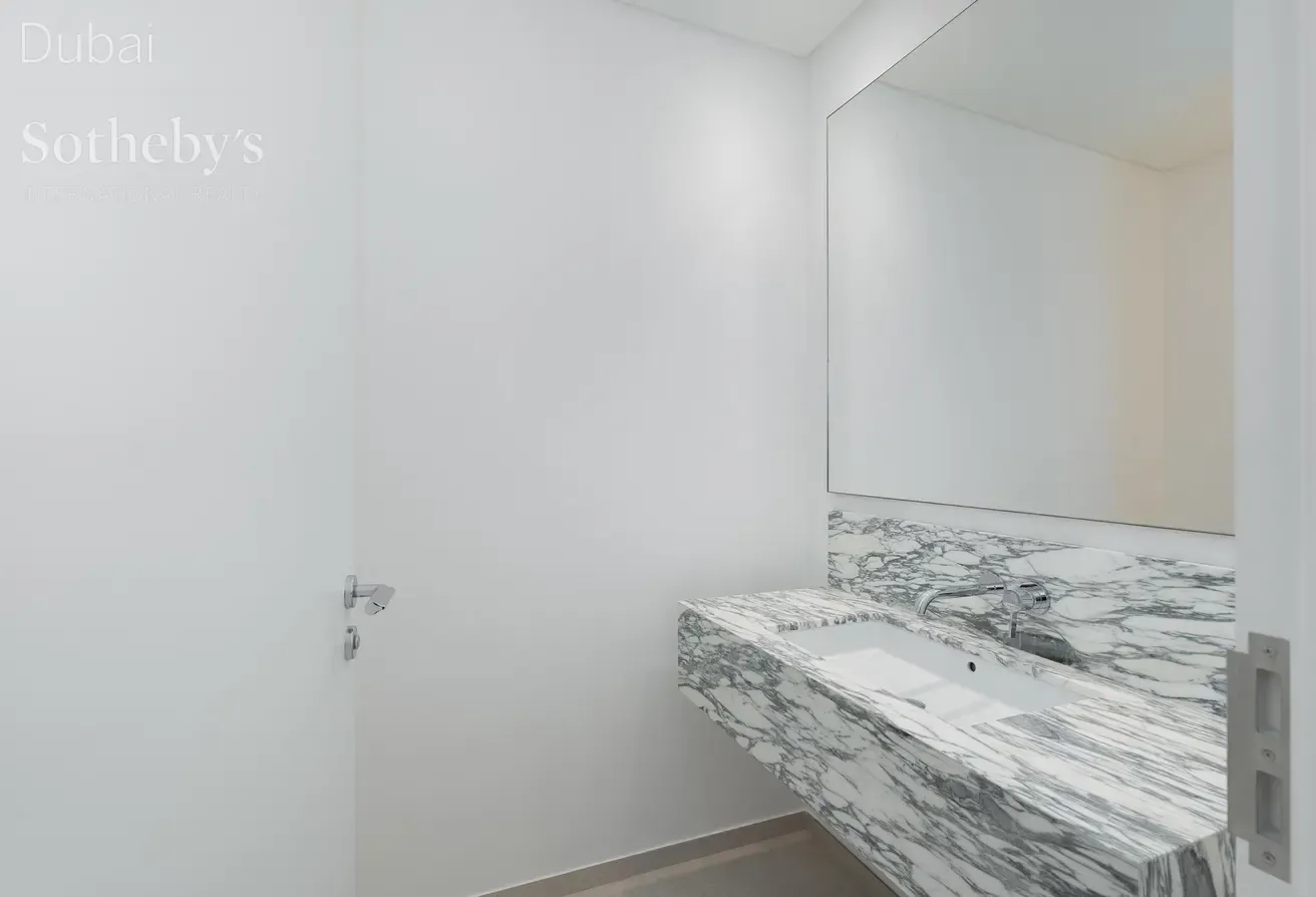 High-Floor Canalfront Apartment in Jumeirah