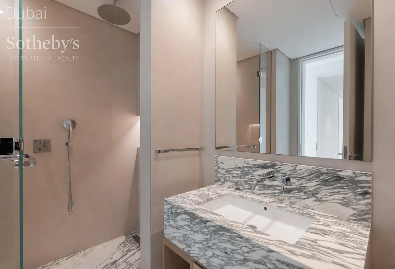 High-Floor Canalfront Apartment in Jumeirah