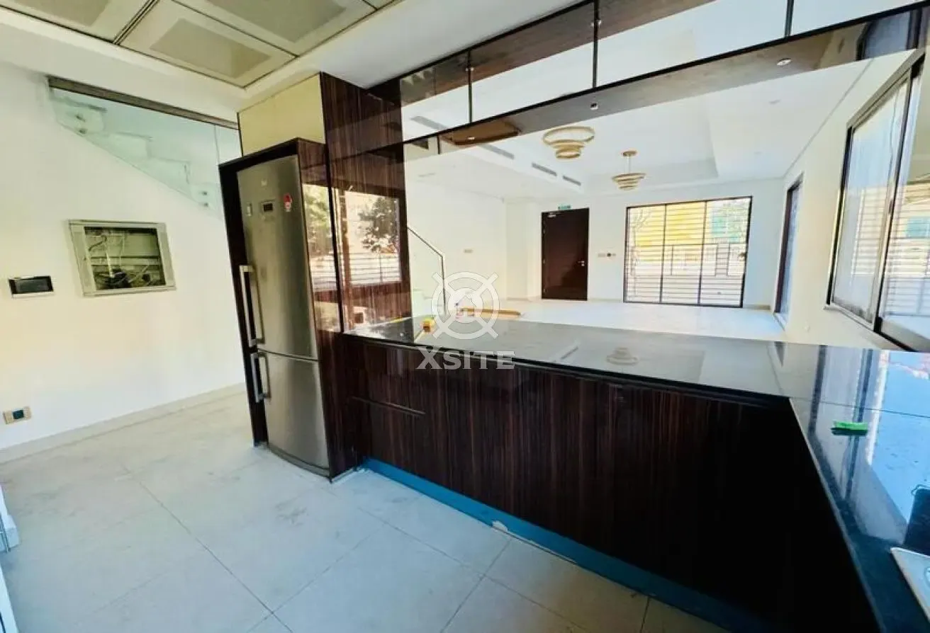 Corner Unit |Ready to Move| Study