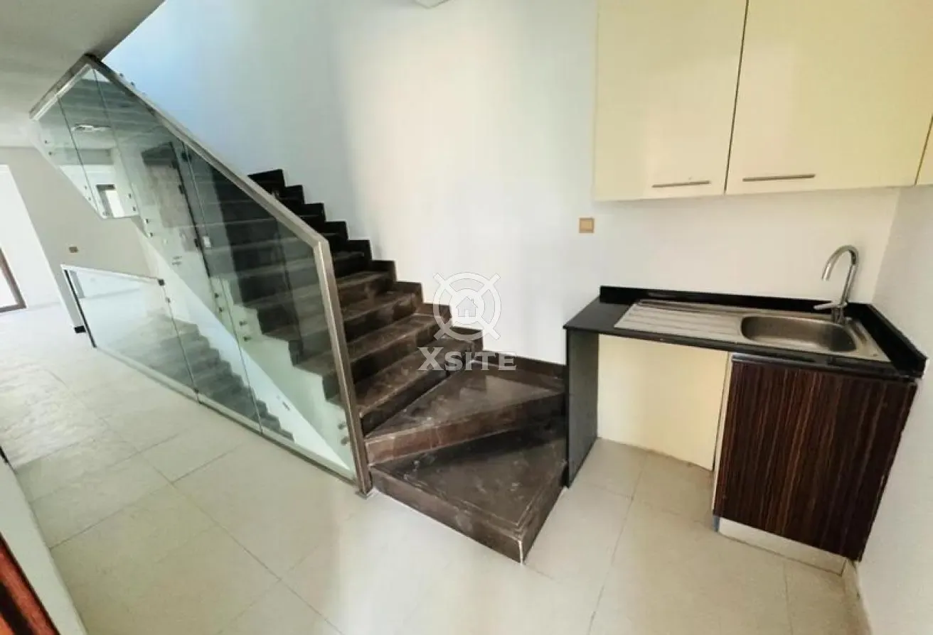 Corner Unit |Ready to Move| Study