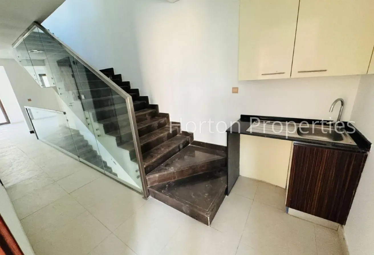 4 BR VILLA I SPACIOUS I UNFURNISHED I NEAR MALL