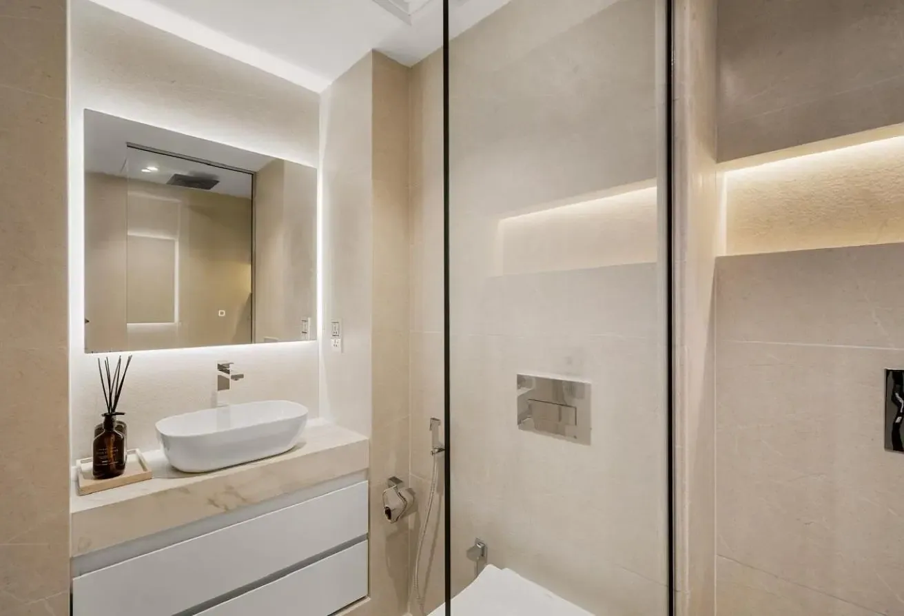 Luxurious & Fully Upgraded | Prime Location