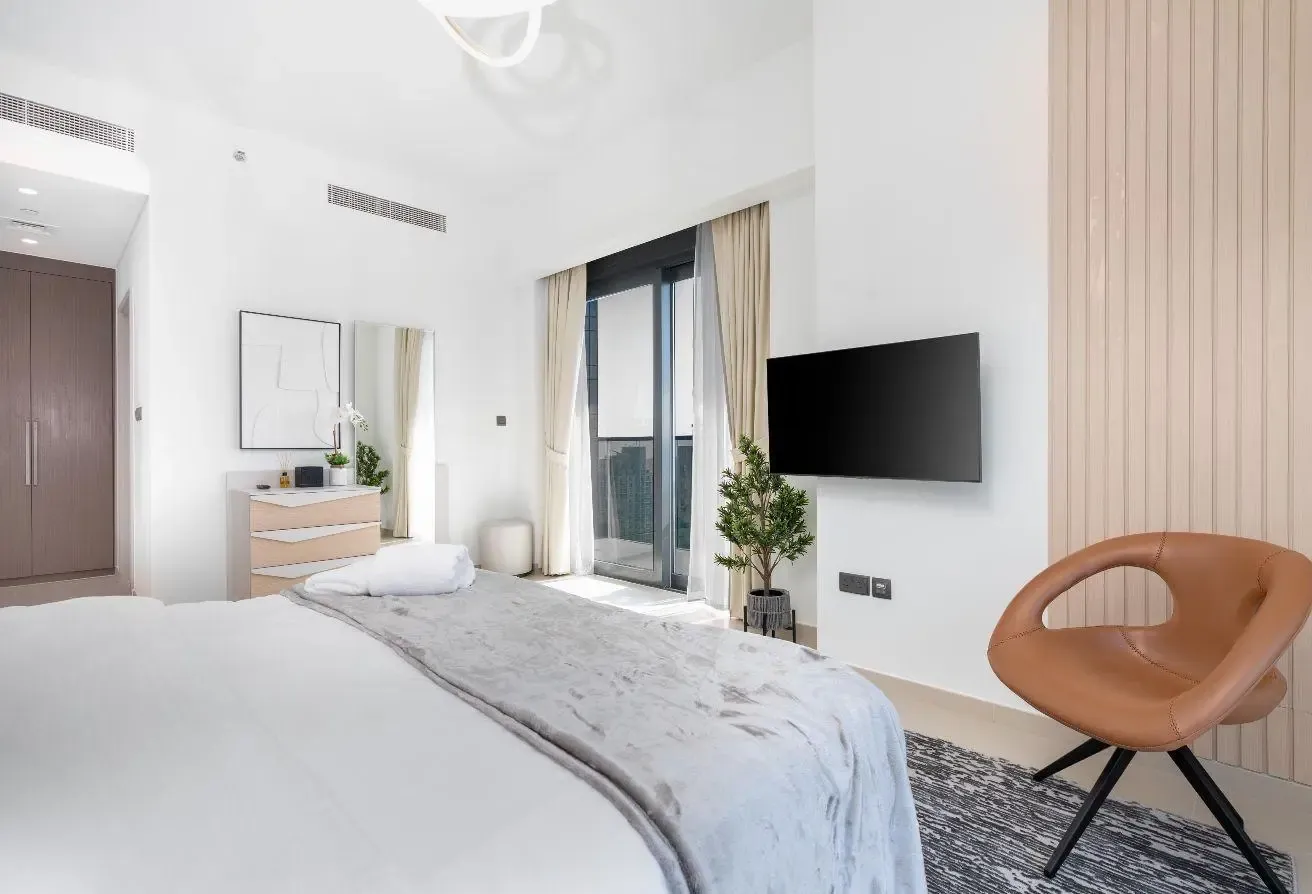 Brand New Apt With Elegant Interior & Canal Views