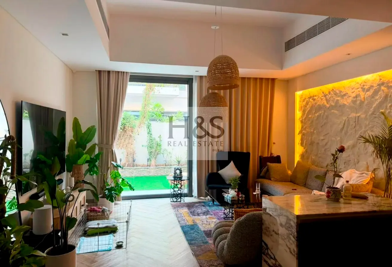 Furnished & Upgraded Wood Flooring | 2bed+Maidroom
