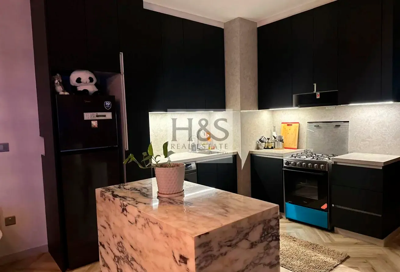Furnished & Upgraded Wood Flooring | 2bed+Maidroom