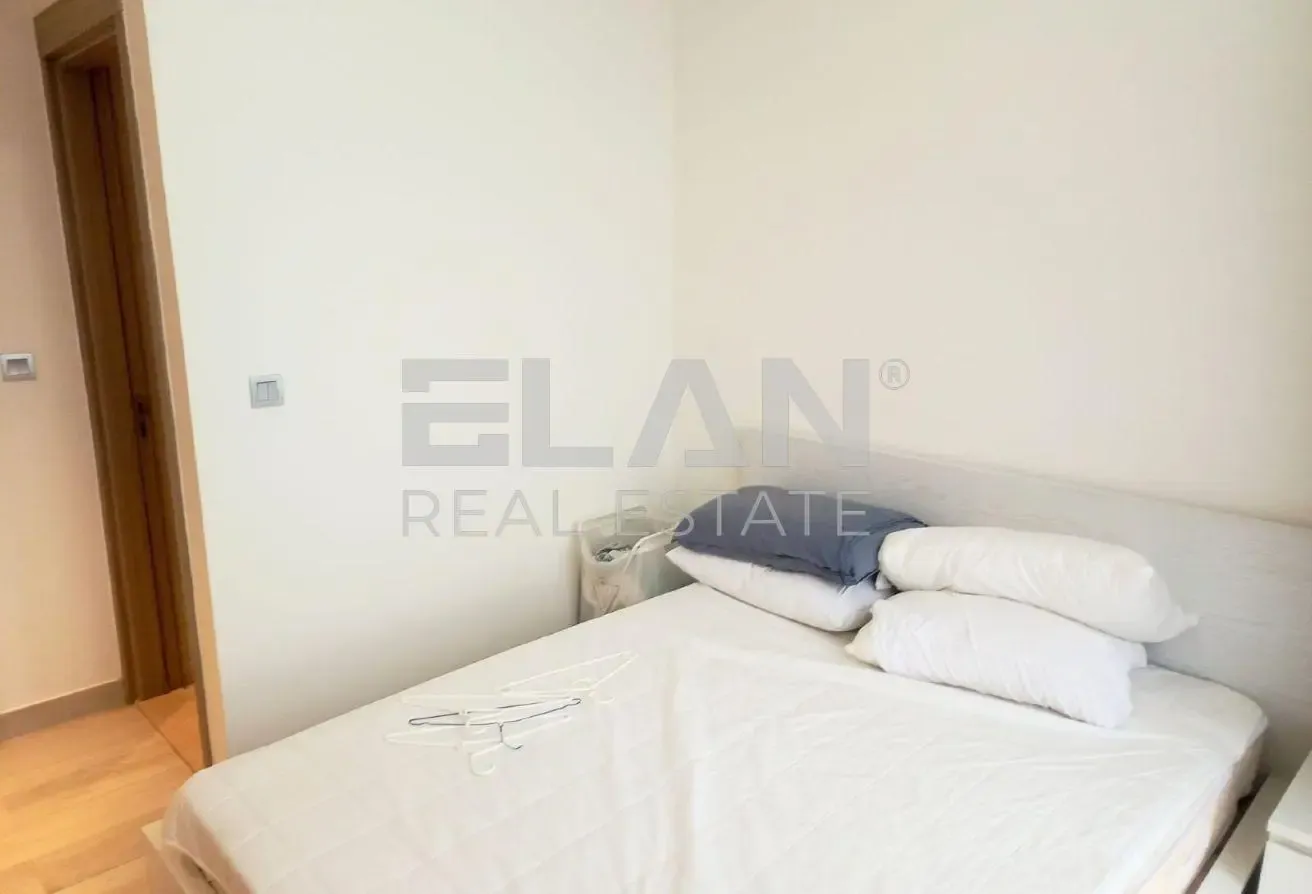 FULLYFURNISHED | 2 BATHROOM | POOL VIEW | VACCANT