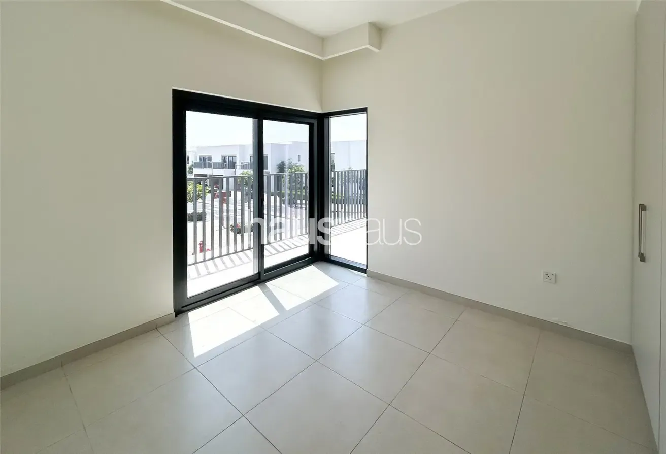 Corner Plot | Close to Facilities | Multiple Chqs