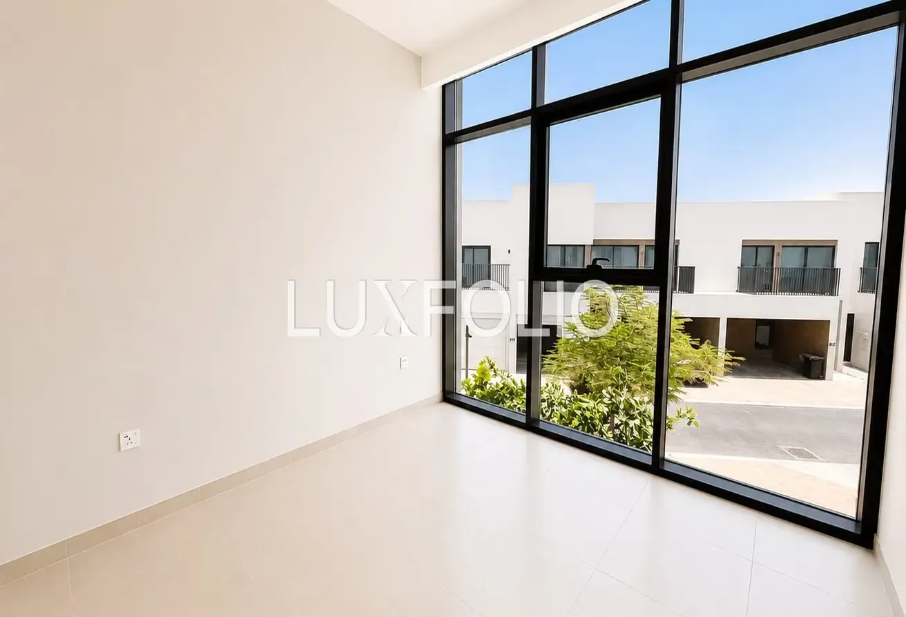 Corner Unit | Single Row | Vacant