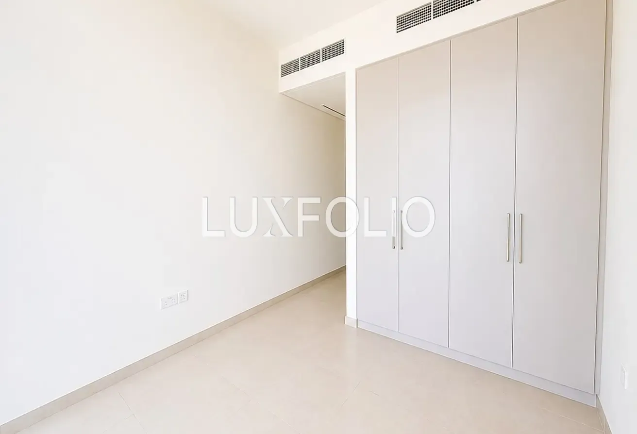 Corner Unit | Single Row | Vacant