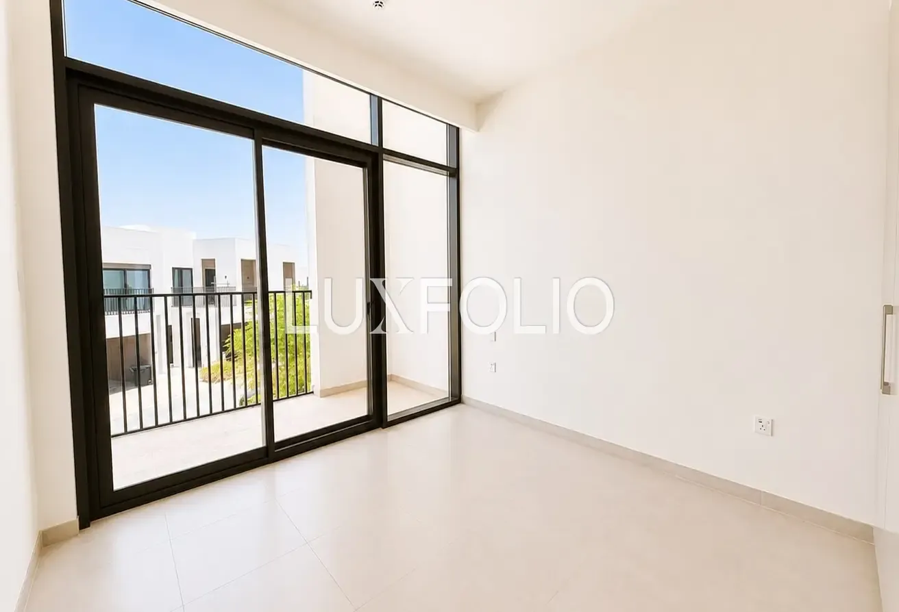 Corner Unit | Single Row | Vacant