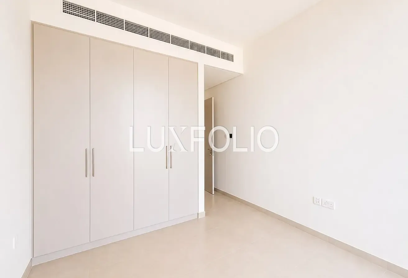 Corner Unit | Single Row | Vacant