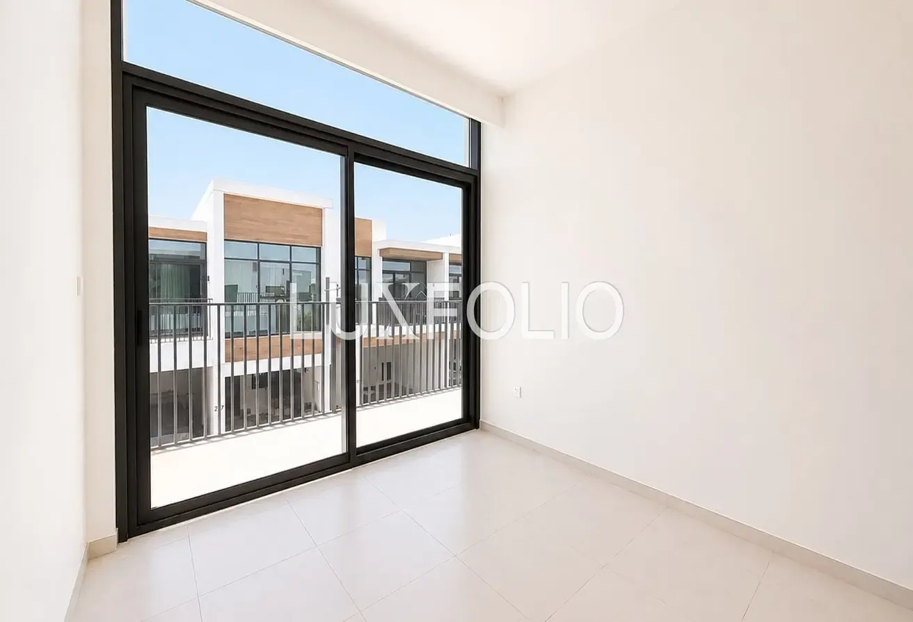 Corner Unit | Single Row | Vacant