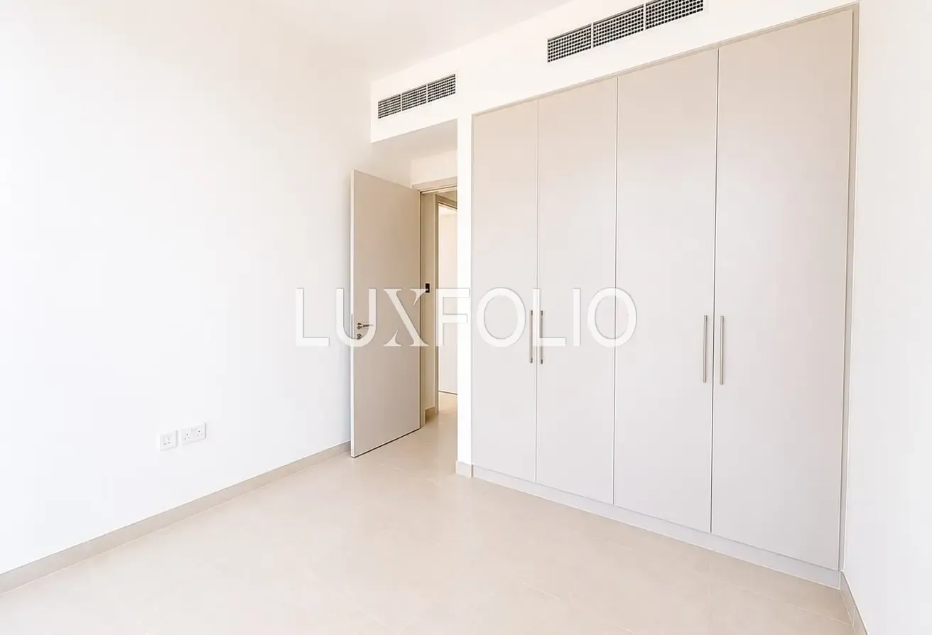 Corner Unit | Single Row | Vacant