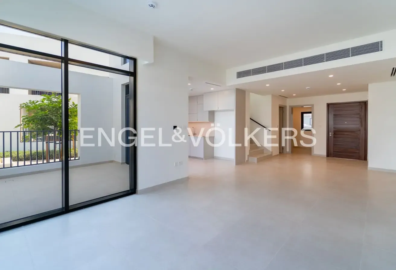 Corner Unit l Vacant Now l Near amenities