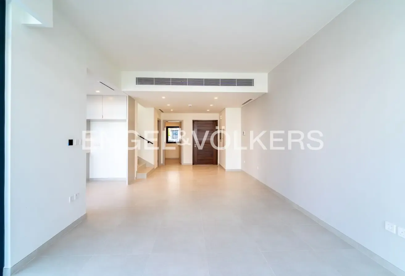 Corner Unit l Vacant Now l Near amenities