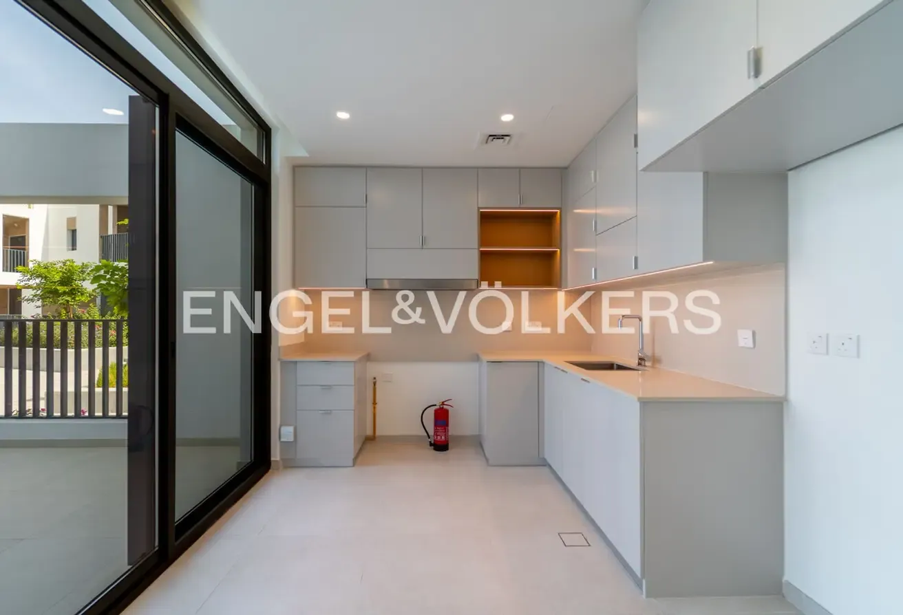 Corner Unit l Vacant Now l Near amenities