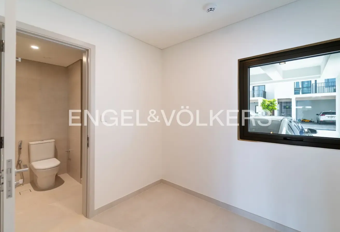 Corner Unit l Vacant Now l Near amenities