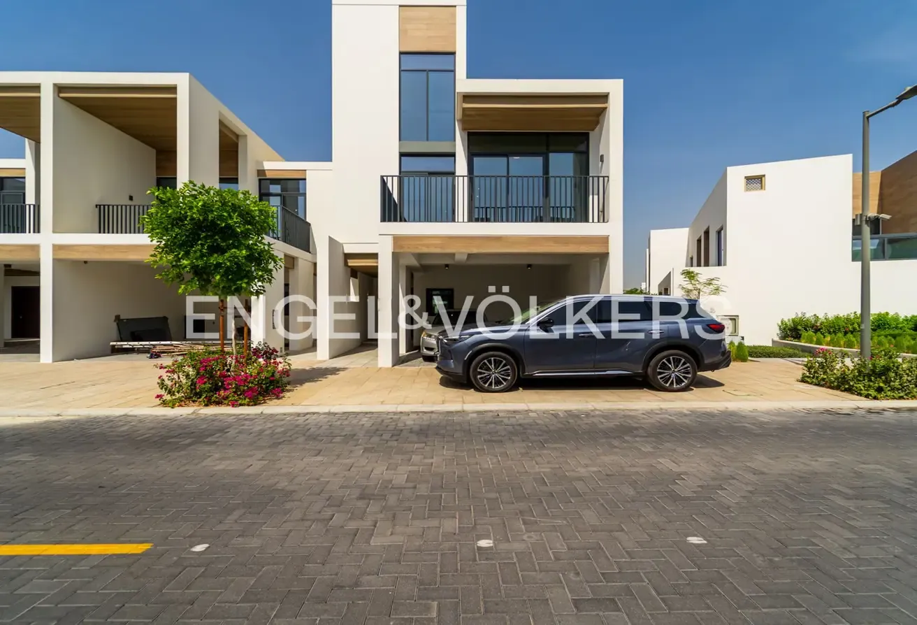 Corner Unit l Vacant Now l Near amenities
