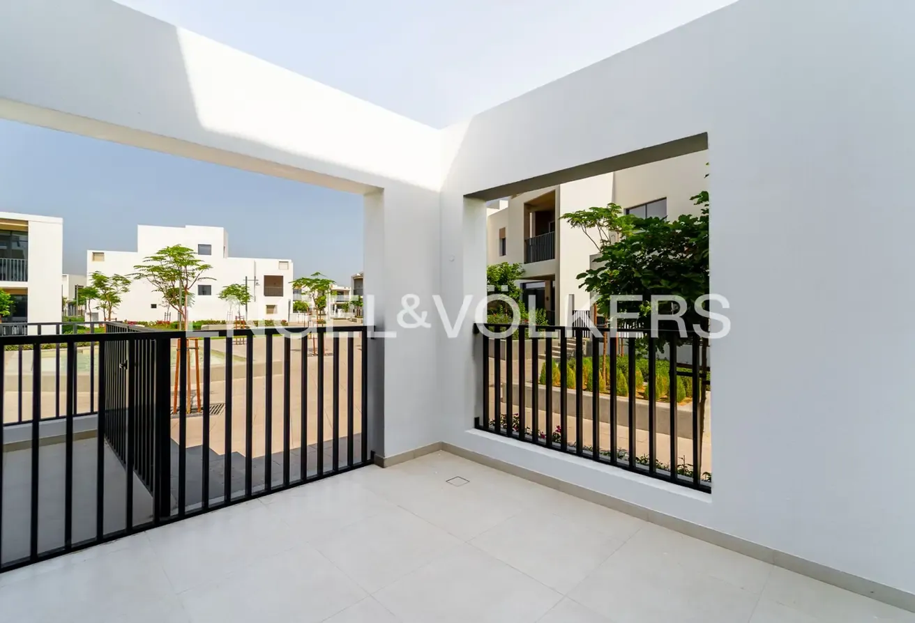 Corner Unit l Vacant Now l Near amenities
