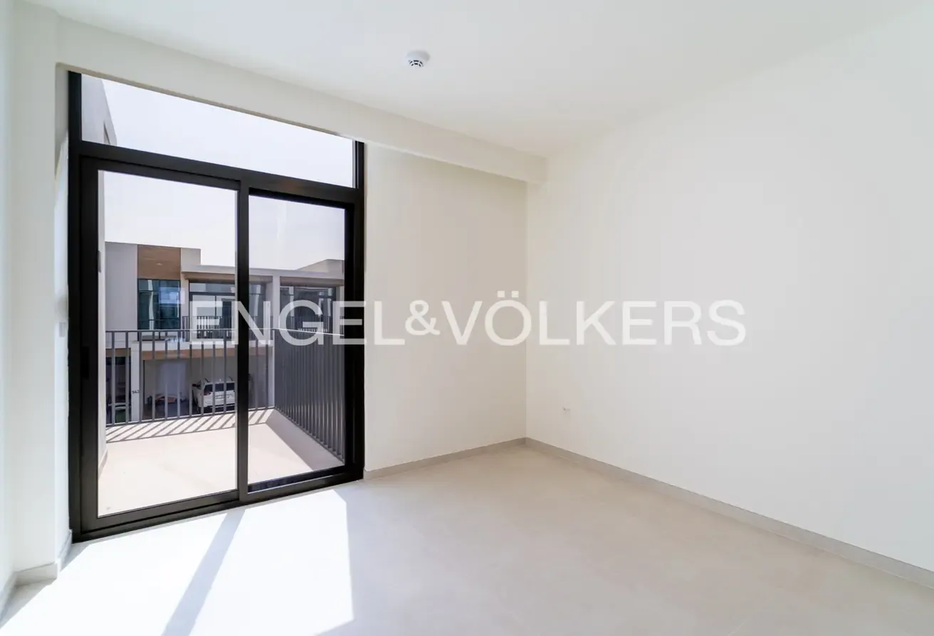 Corner Unit l Vacant Now l Near amenities