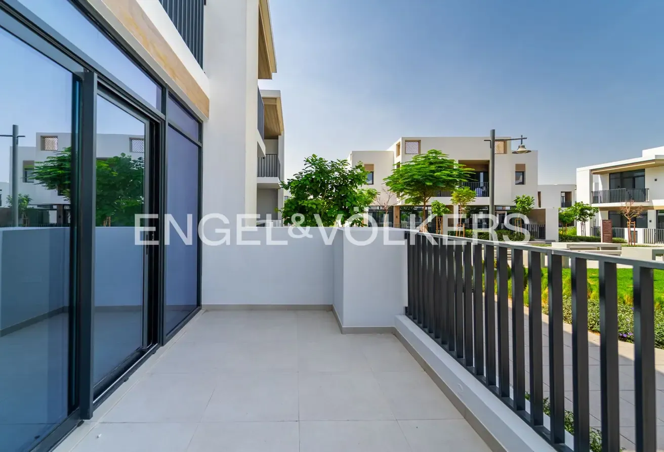 Corner Unit l Vacant Now l Near amenities
