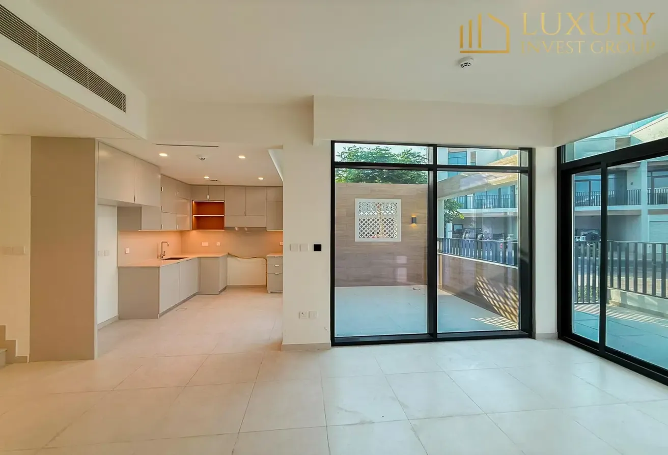 Large BUA | Single Row | Vacant