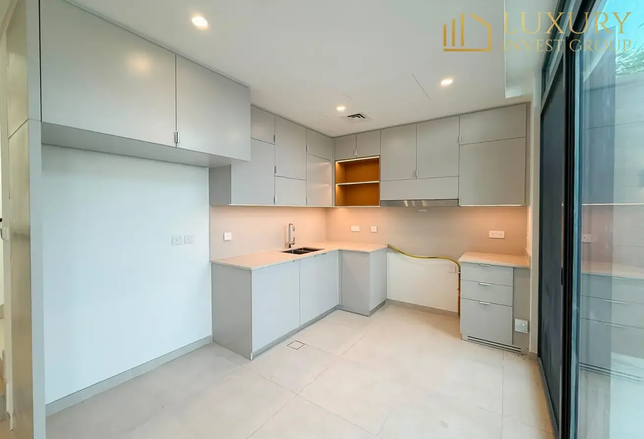 Large BUA | Single Row | Vacant
