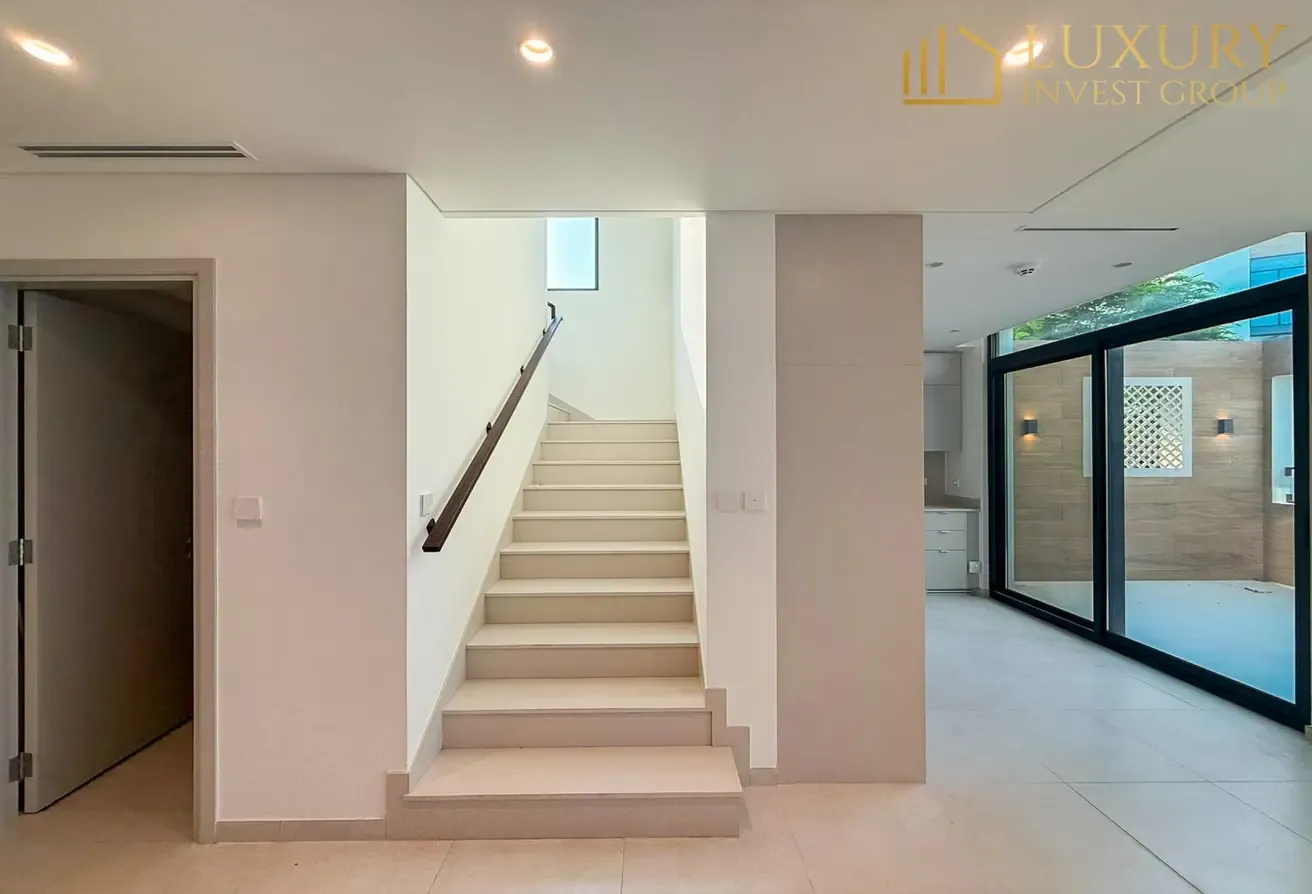 Large BUA | Single Row | Vacant