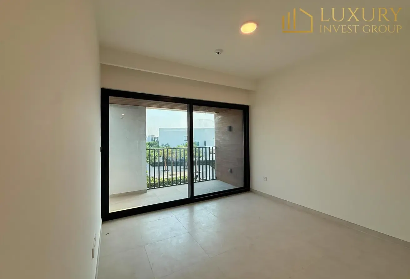 Large BUA | Single Row | Vacant