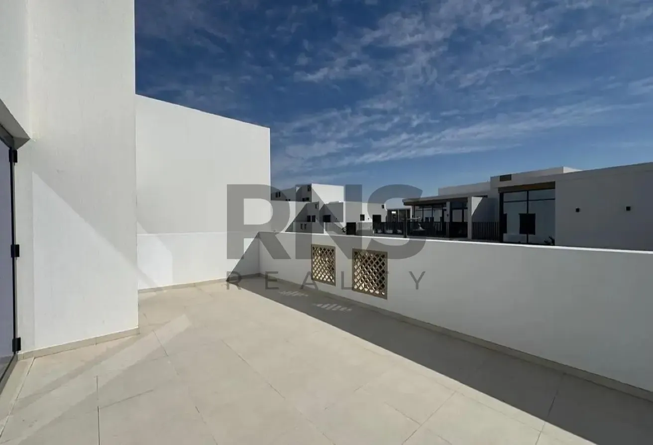 Corner Unit | Single Row | Spacious | Rare Layout