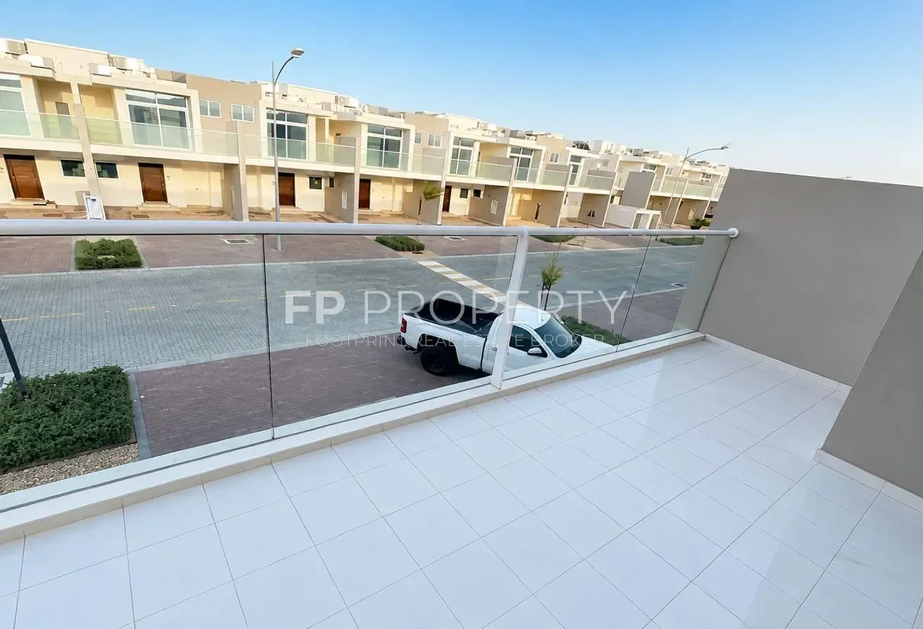 Lovely 3 Bedroom | Middle unit | Back to Back