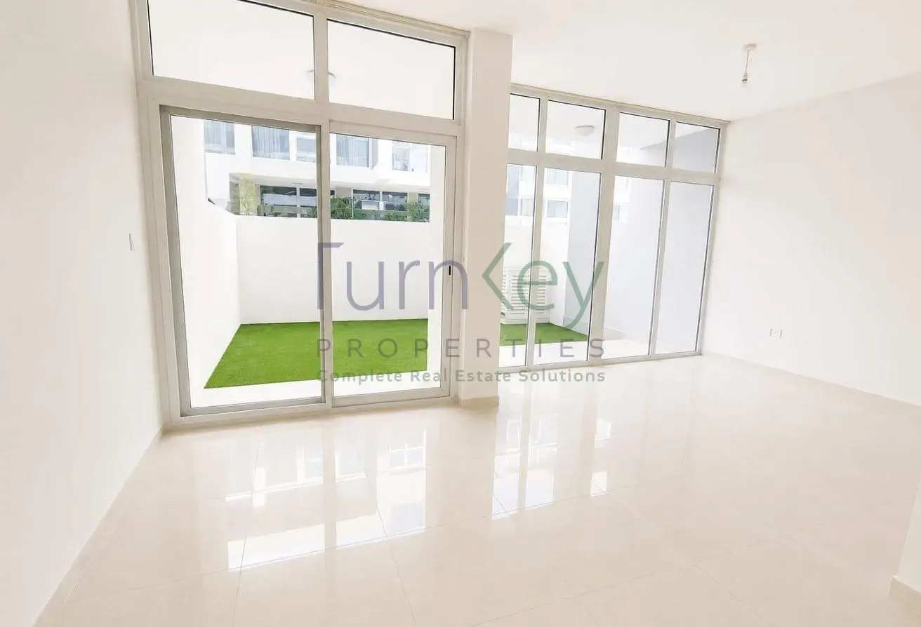 Spacious Layout | Bright Living and Dining Area