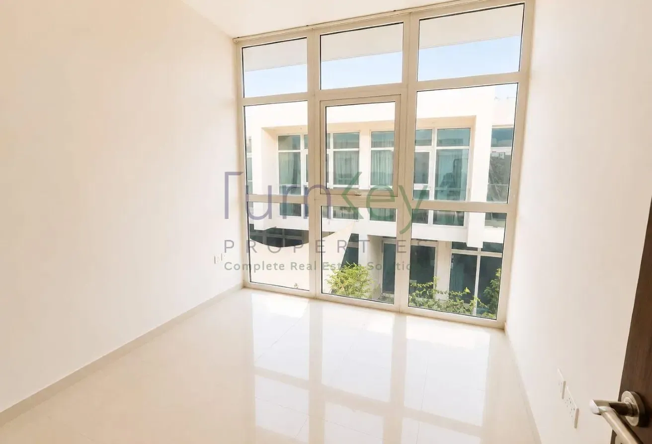 Spacious Layout | Bright Living and Dining Area