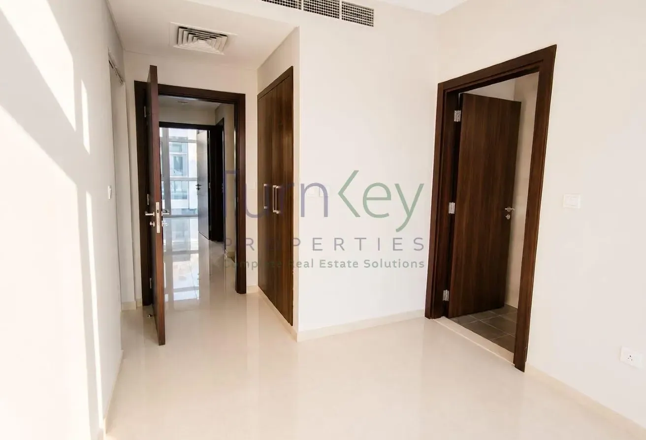 Spacious Layout | Bright Living and Dining Area