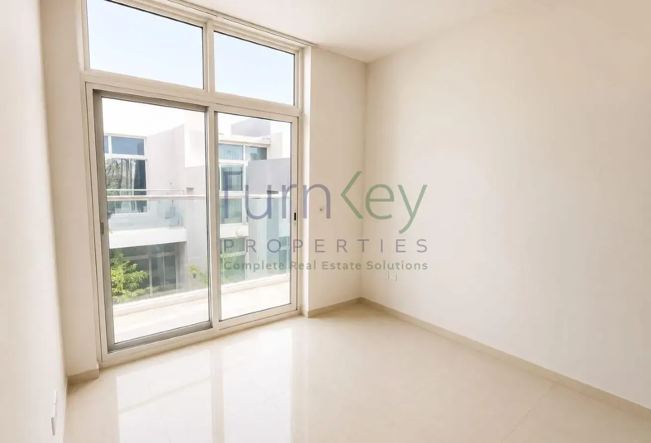 Spacious Layout | Bright Living and Dining Area