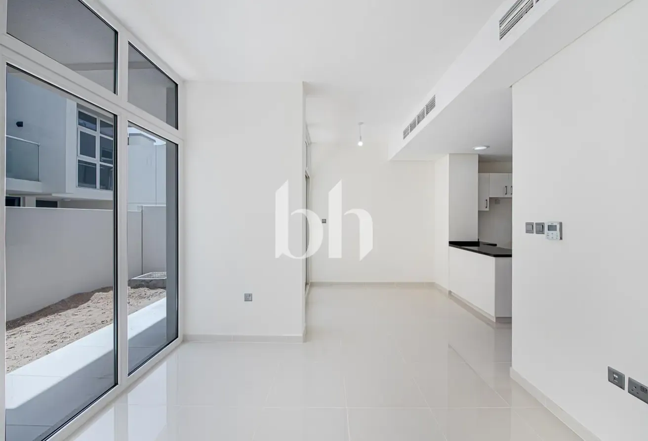 Managed | Vacant | Middle Unit | Unfurnished