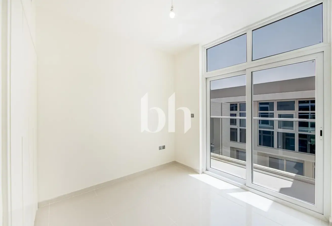 Managed | Vacant | Middle Unit | Unfurnished