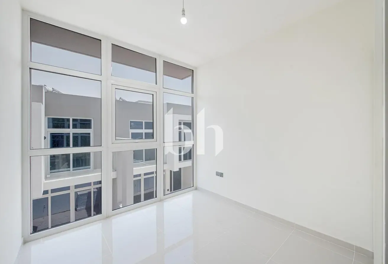 Managed | Vacant | Middle Unit | Unfurnished