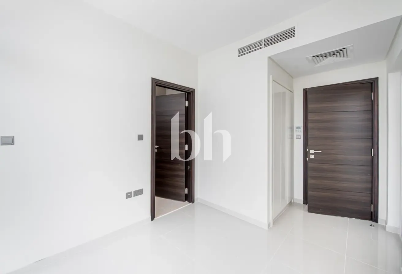 Managed | Vacant | Middle Unit | Unfurnished