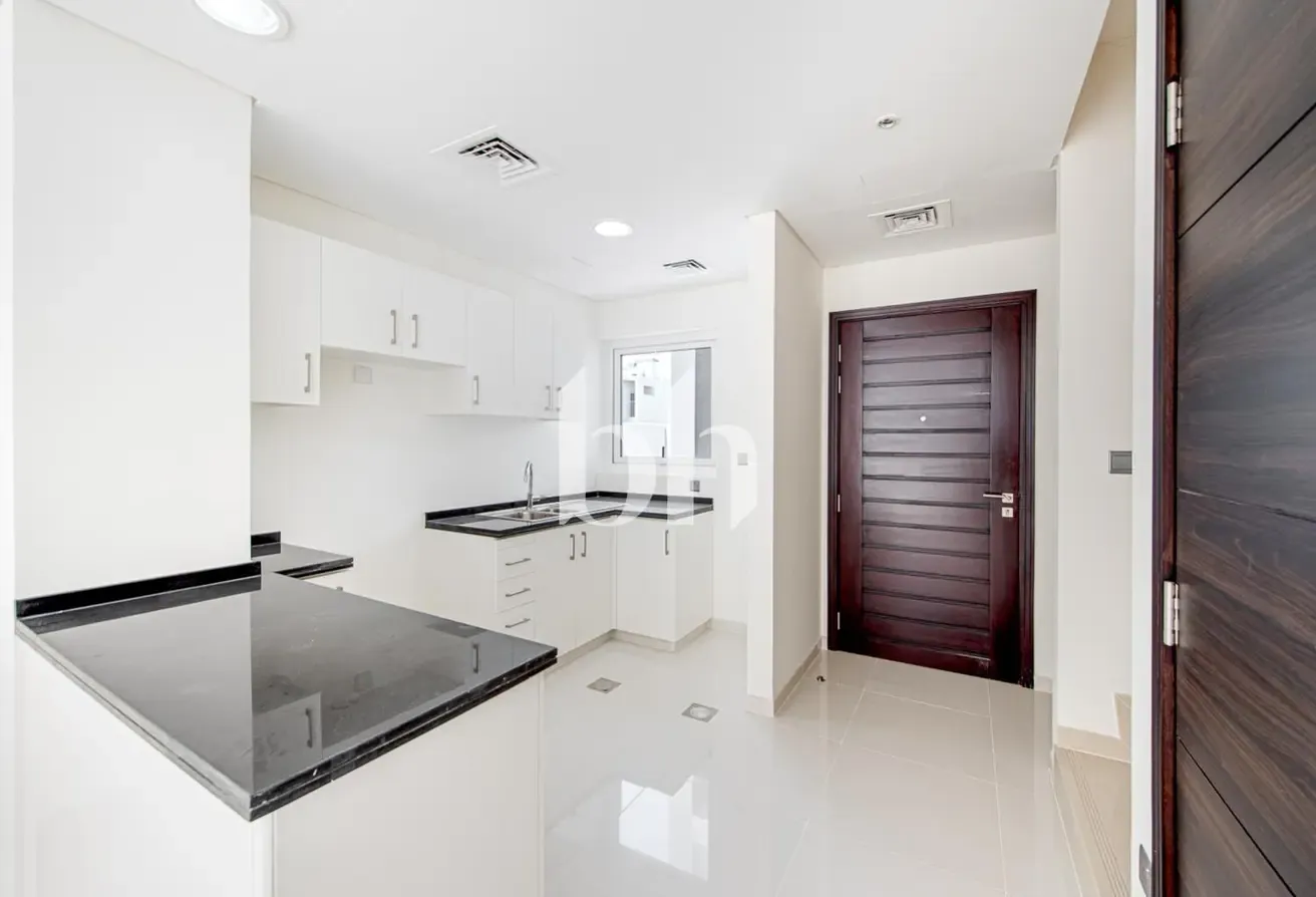Managed | Vacant | Middle Unit | Unfurnished