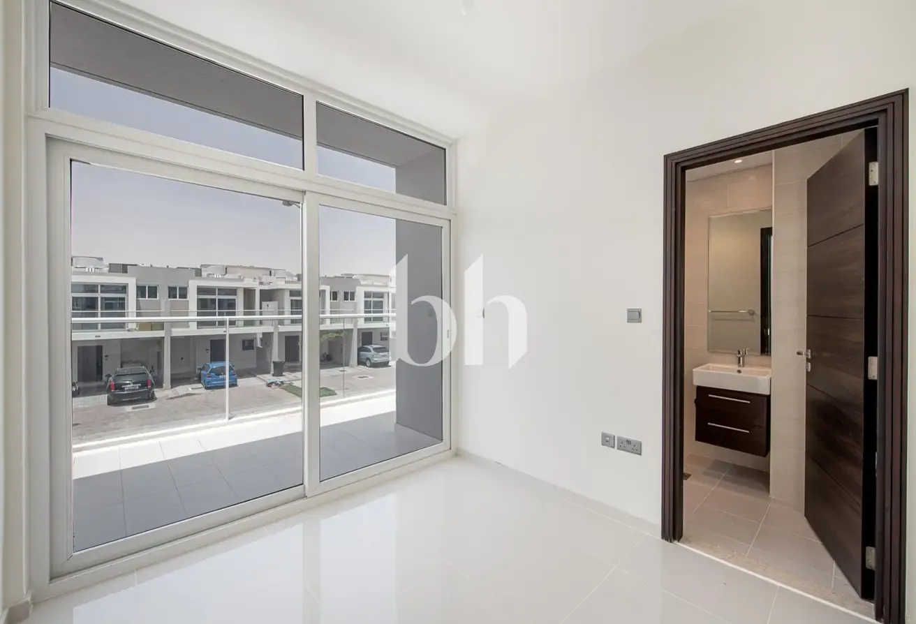Managed | Vacant | Middle Unit | Unfurnished