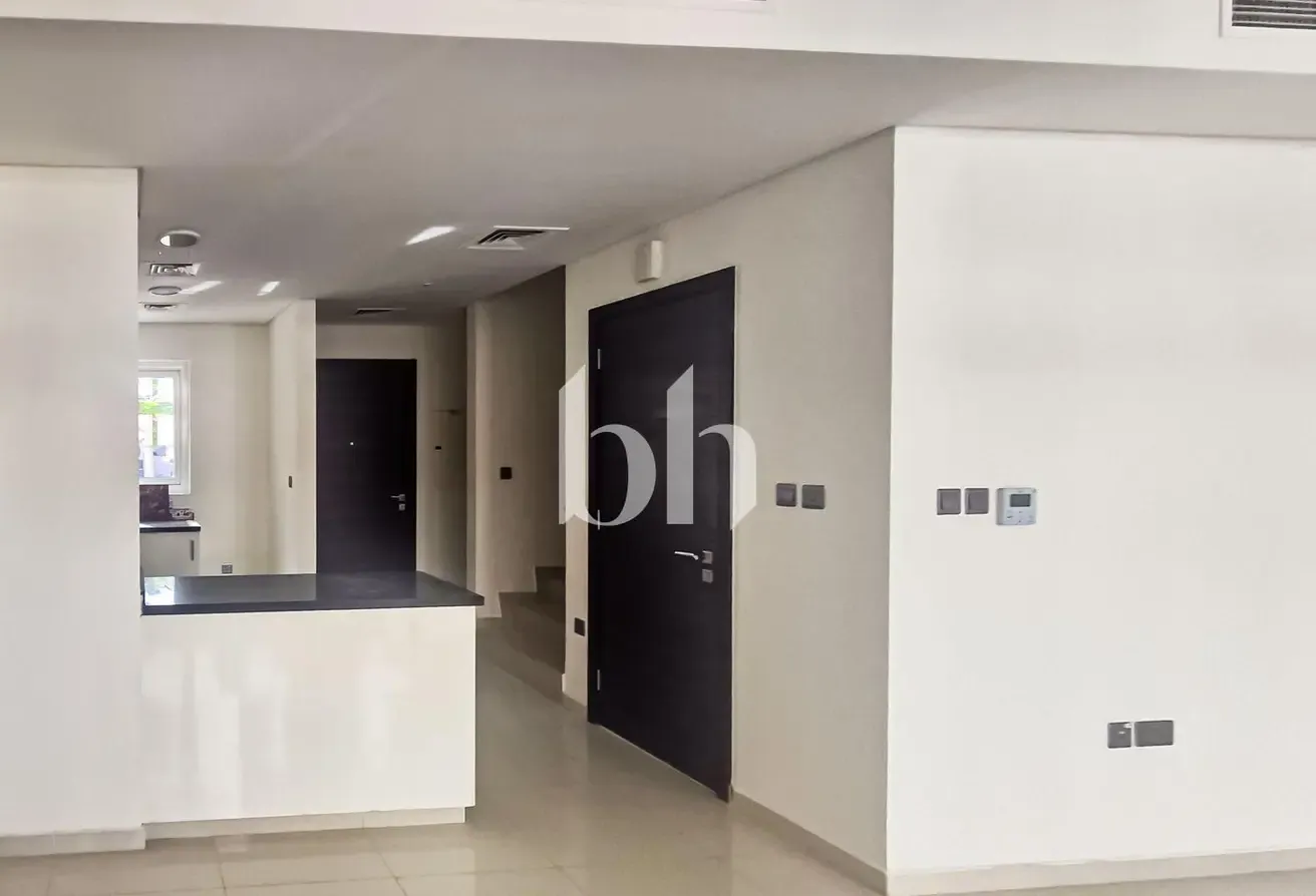 Managed | Vacant | Middle Unit | Unfurnished