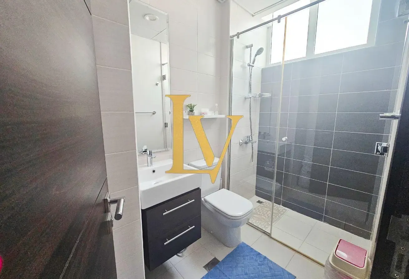 Fully Furnished 3-Bedroom Middle Unit | Prime Loca