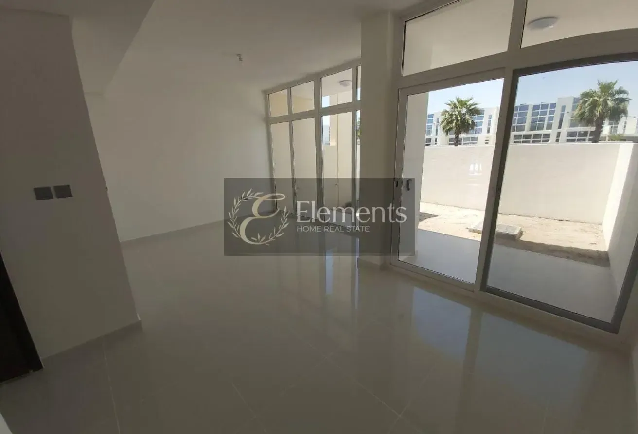 3 Br Townhouse | Unfurnished | Spacious Area