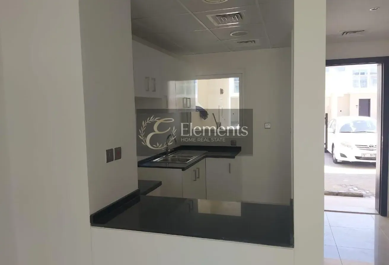 3 Br Townhouse | Unfurnished | Spacious Area