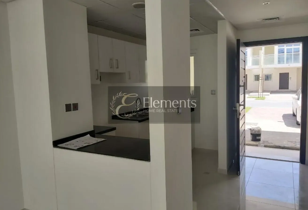 3 Br Townhouse | Unfurnished | Spacious Area