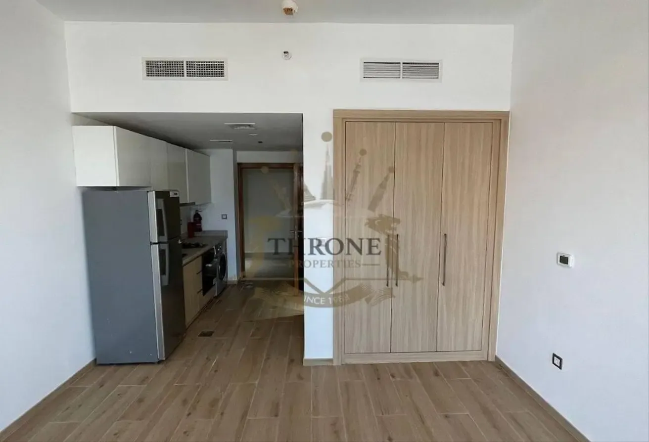 Vacant Studio | Steps from Metro | High Floor